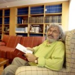 Félix en el salón de su casa rodeado de libros.
