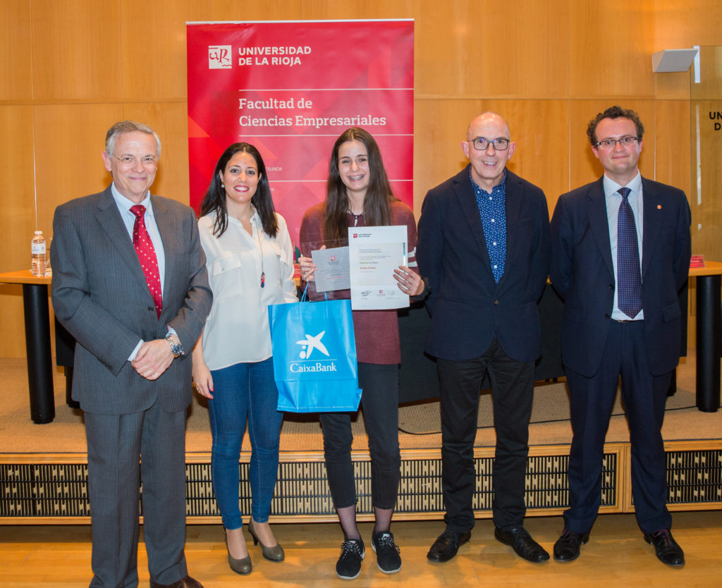Paula Herrero recibe el primer premio de la IX Olimpiada de Economía.