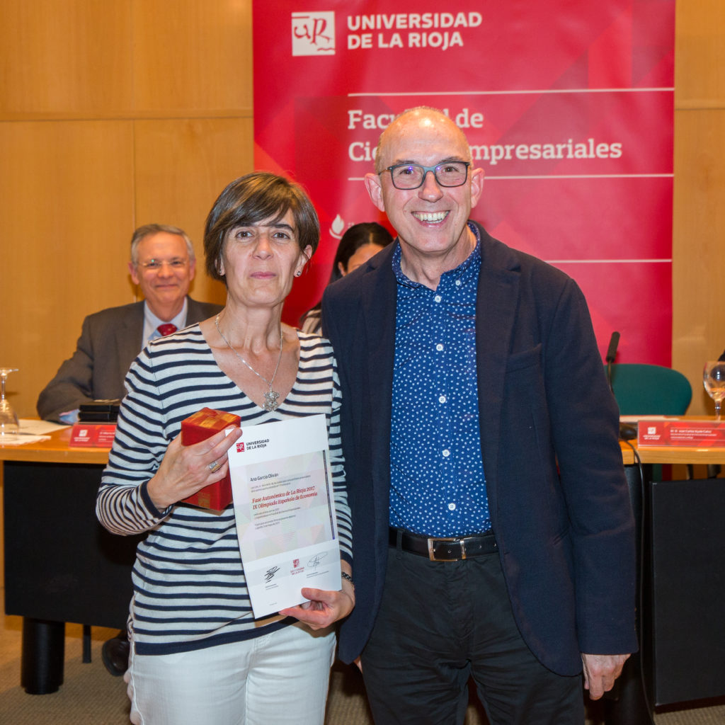 Ana García recibe un diploma como profesora preparadora. IX Olimpiada de Economía.