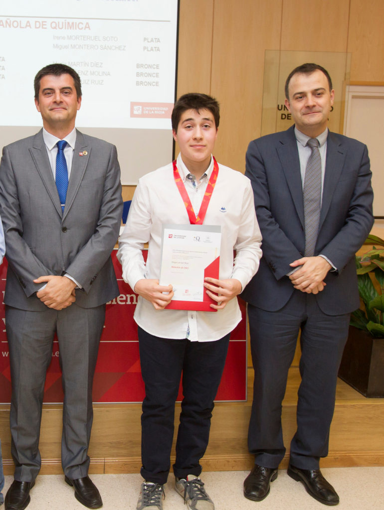Diego Larrauri ganador de la XXX Olimpiada regional de Química recibe su premio.