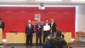 Javier Quintana recibe su diploma en la UR como mejor expediente en el Grado de Química.