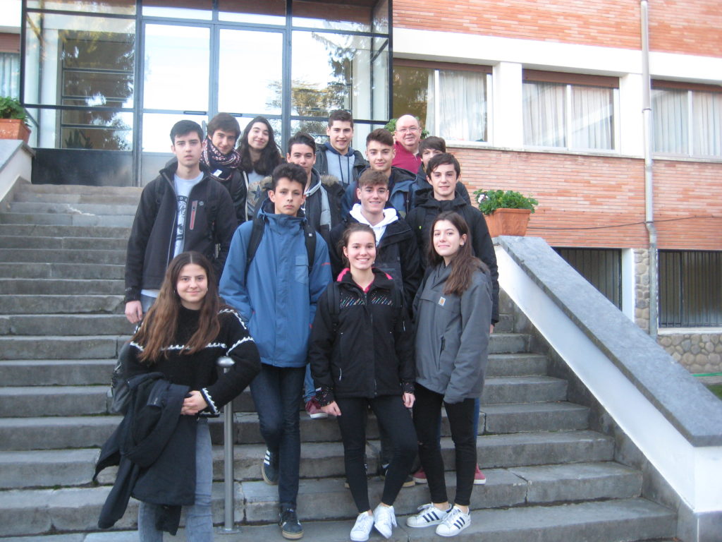 Alumnos de Escolapios se van a sus fiestas.