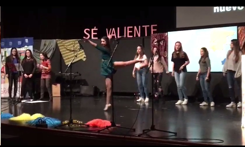 Marta Sequera bailarina y coreógrafa del coro en un momento de la actuación.