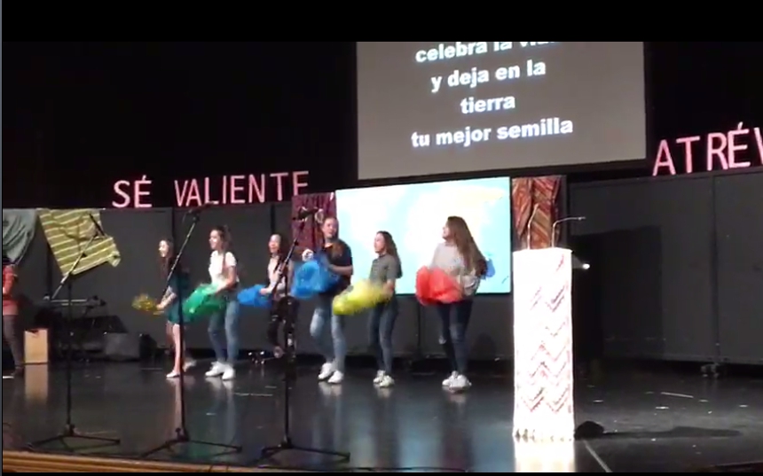 No faltaron los aplausos y la animación de un público entregado que nos llenó de energía en el ya tradicional baile del coro por el patio de butacas.