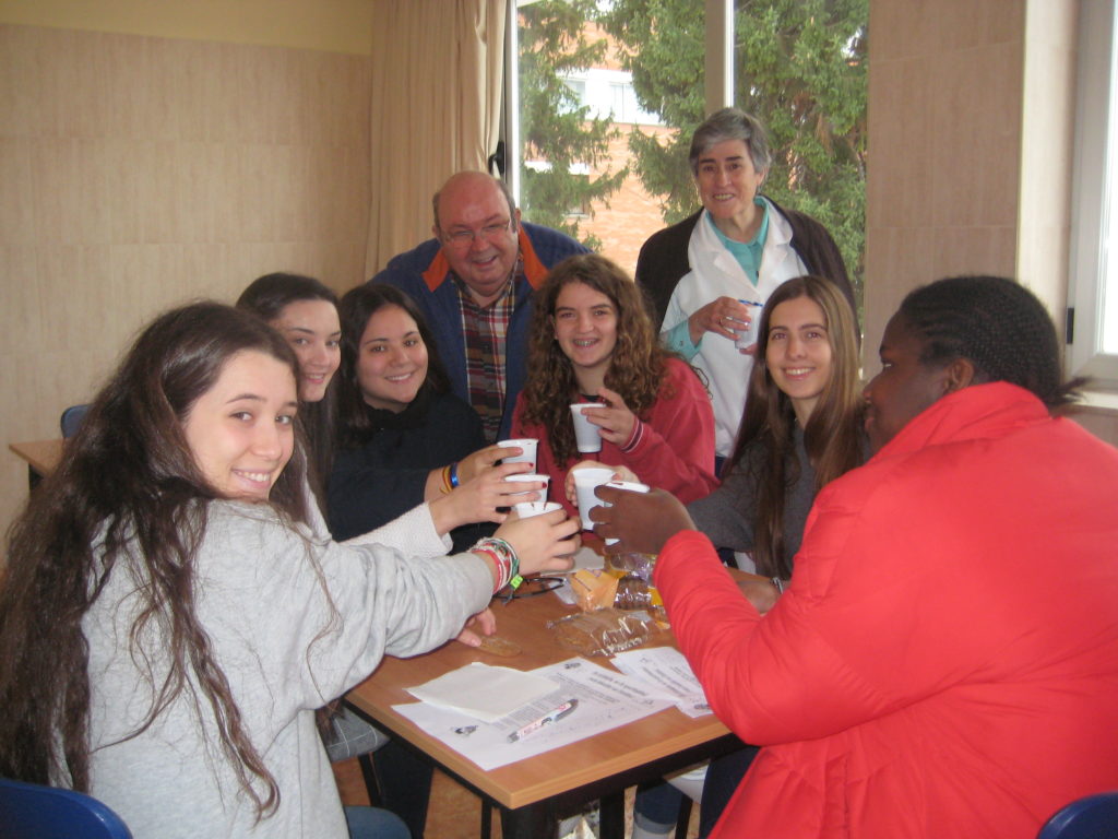 Tomando chocolate para celebrar la reconciliación.